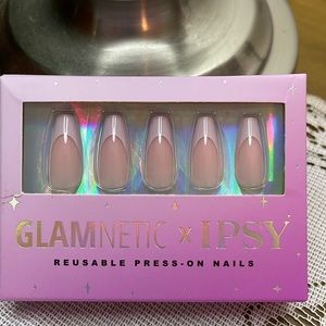 GLAMINETIC X TPSY
REUSABLE PRESS. ON NAILS